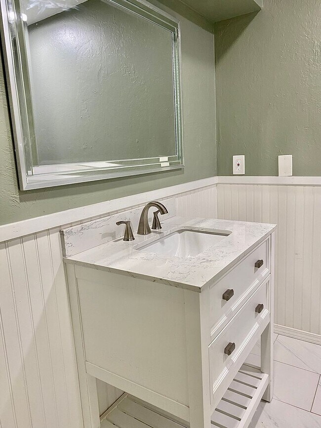 Building Photo - Large 3 Bed 2 Bath off NW 63rd & N. Villa ...