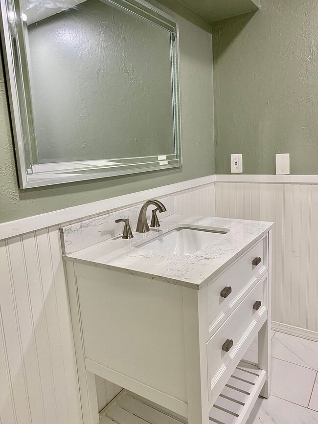 Building Photo - Large 3 Bed 2 Bath off NW 63rd & N. Villa in OKC
