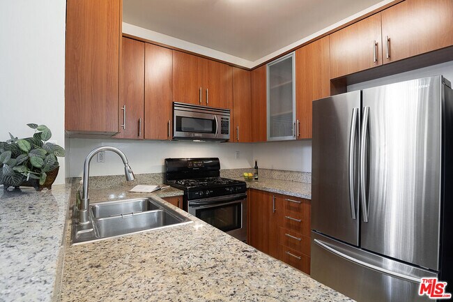 Building Photo - 620 S Gramercy Pl