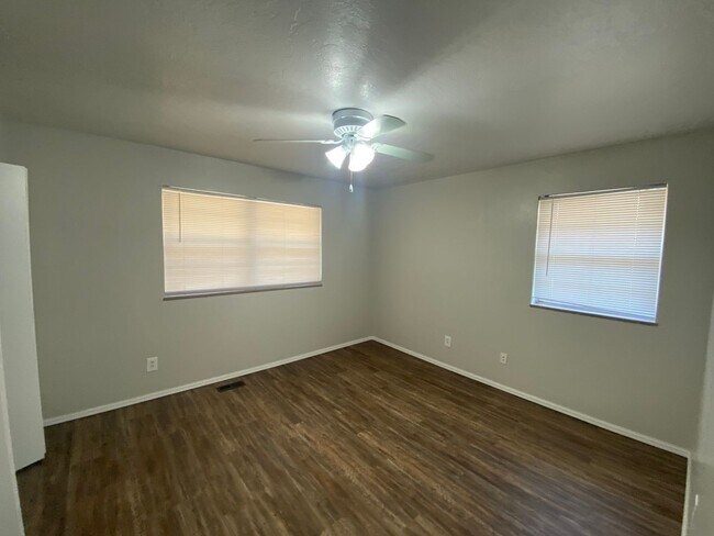 Building Photo - 3 bedroom 2.5 bath!