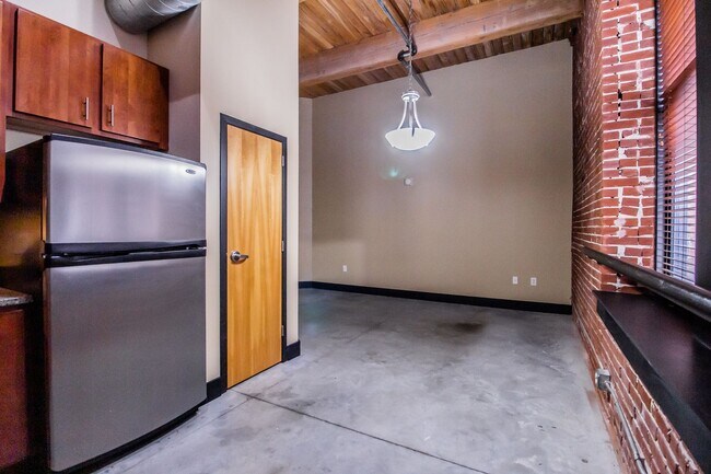 Building Photo - Gorgeous Loft