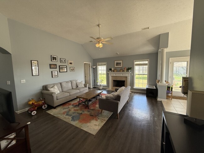 Building Photo - 650 Little Farm Rd