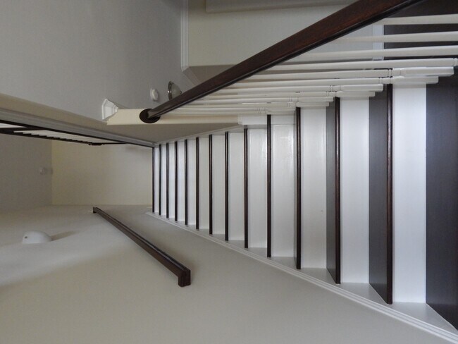 Building Photo - Spacious 6 bedroom, 4 bathroom home!