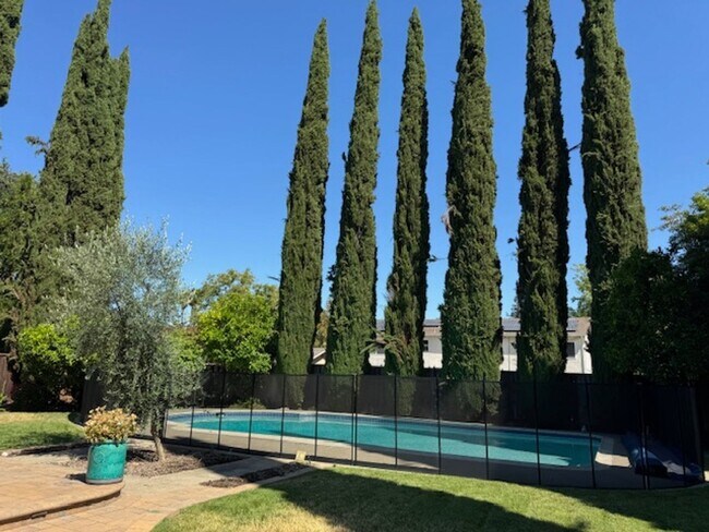 Building Photo - Gorgeous 2 story 5 bedroom home w/pool in ...
