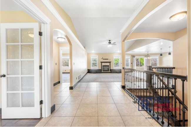 Building Photo - Beautiful - Elegant - 5 Bedrooms - 3 Car -...