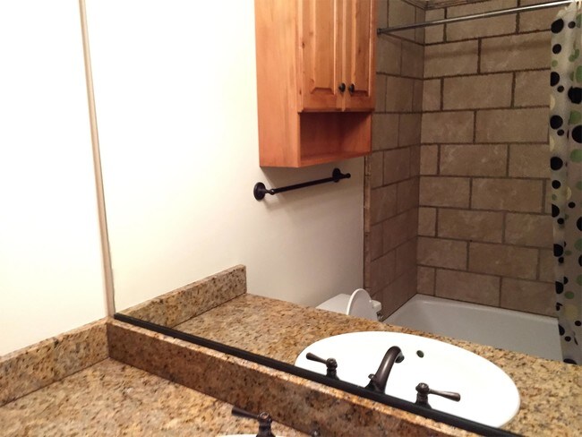 Building Photo - 5063 E Lakeview Dr