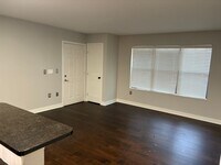 Building Photo - 435 W 9th St