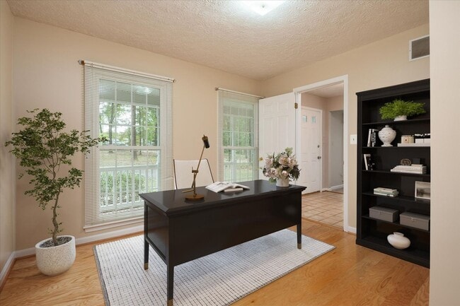 Building Photo - Charming Colonial in Elmhurst Station