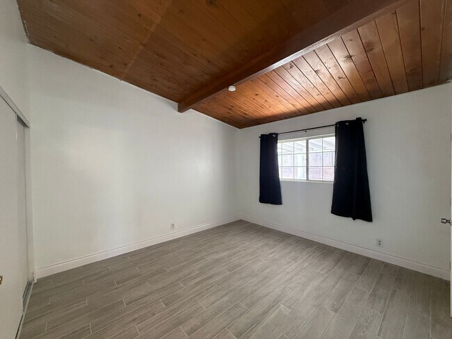 Building Photo - Palmdale 4 bedroom + 2 Bathroom