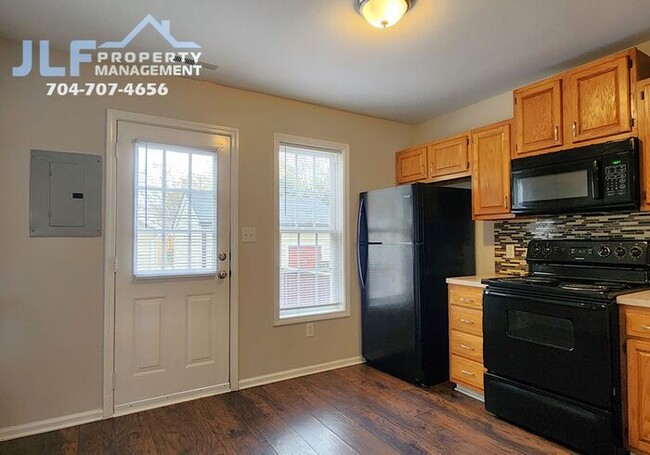 Building Photo - 2 Bed/1.5 Bath Brick Townhome in Concord!