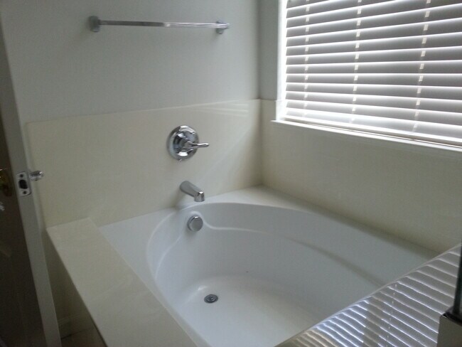 Building Photo - Coming up FOR SALE! Like New Super clean 3/2 West Fresno single story in Central Unified