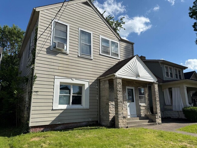 Building Photo - 226 E Maple St