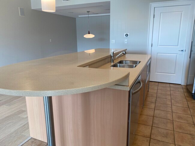 Building Photo - 250 Park Avenue W NW