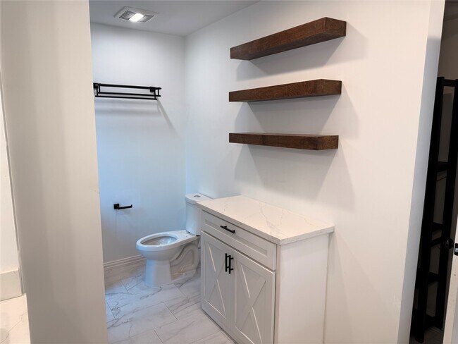 Building Photo - 2044 Des Jardines St