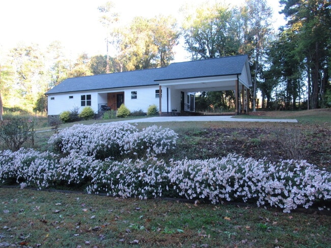 Building Photo - Rental in Dallas, NC.  Fully Furnished and ready for Move In.