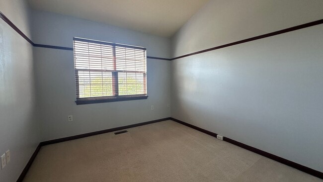 Building Photo - Lovely 3 bed, 2.5 bath townhouse in Seven ...