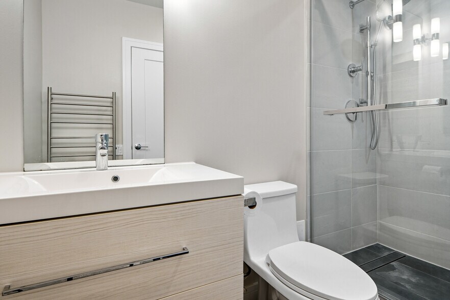 Building Photo - 400 N La Salle Dr