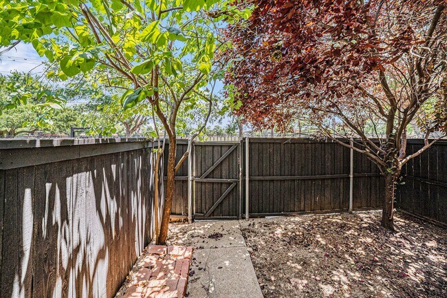Building Photo - Charming, turnkey apartment near Oak Lawn ...