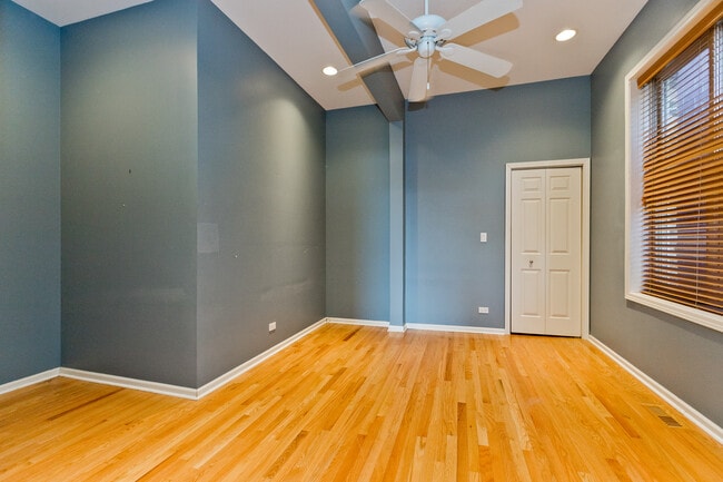 Building Photo - 1317 N Wicker Park Ave