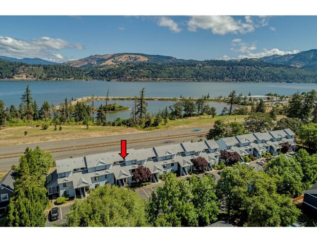 Building Photo - Application Pending - 2 Bed, 2 Bath Upper ...
