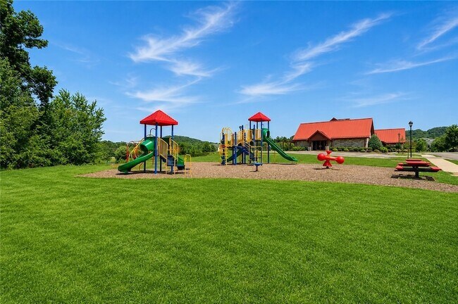 Building Photo - 335 Osona Ln