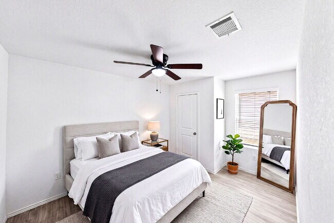 Building Photo - UP TO 1 MONTH FREE RENT!!! No Stairs, No Carpet, No Compromises.