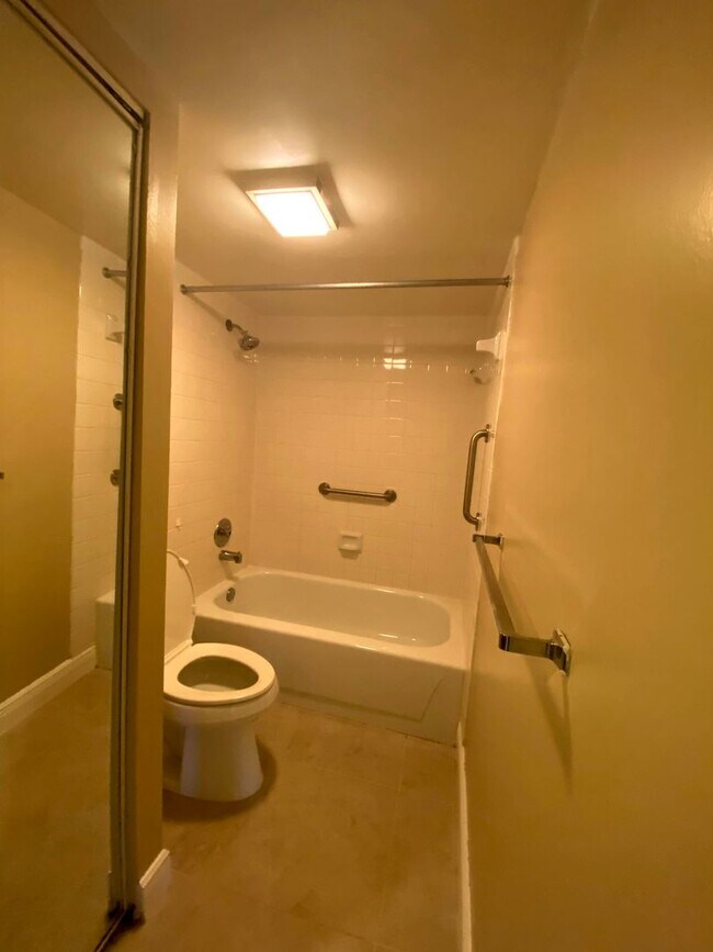 Building Photo - Beautiful and well-maintained 2BR/2BA town...
