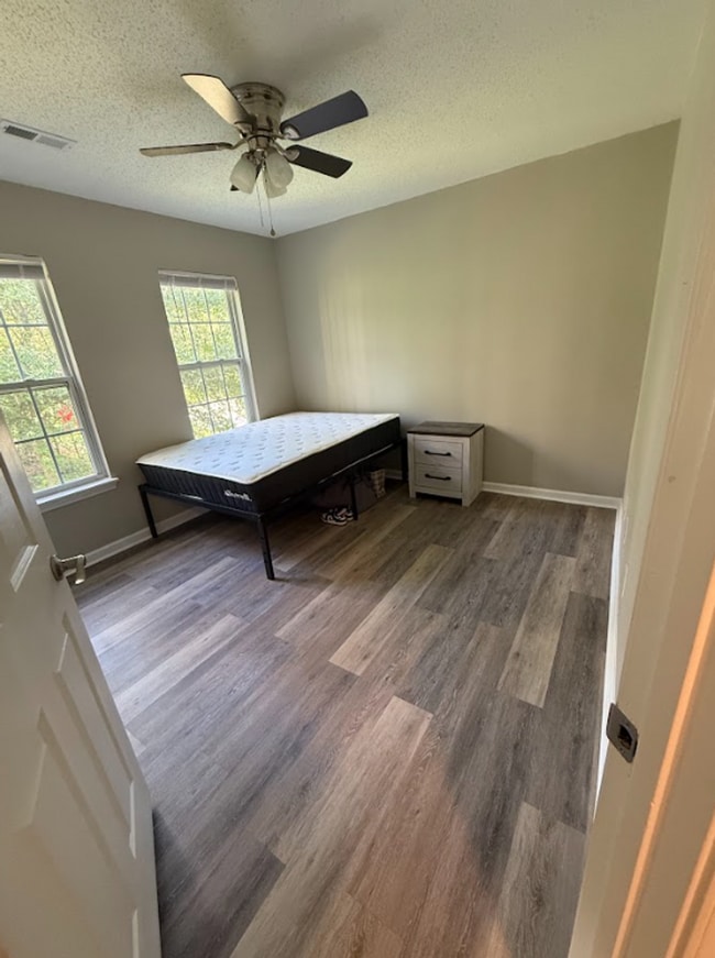 Building Photo - BONHAM AVENUE - 4BD - Students Welcome ($8...