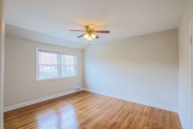 Building Photo - 3 BR 1-1/2 Baths MUST SEE- ACCEPTING HOSUING VOUCHERS!