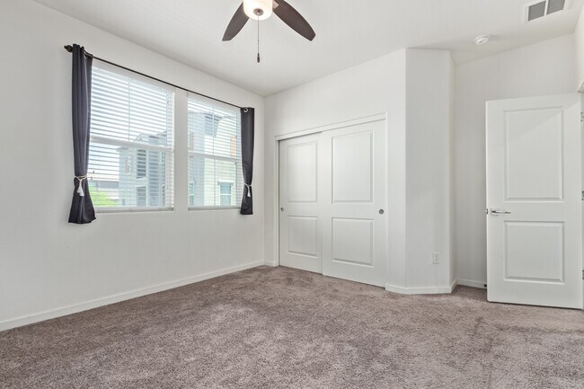 Building Photo - 2321 E Huntington Dr