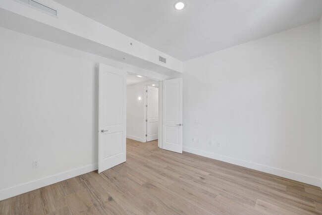 Building Photo - 176 Lake Dr