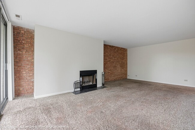 Building Photo - 5950 Oakwood Dr