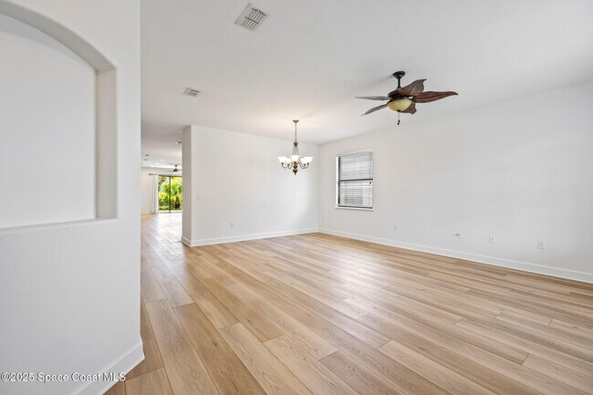 Building Photo - 739 Monterey Dr