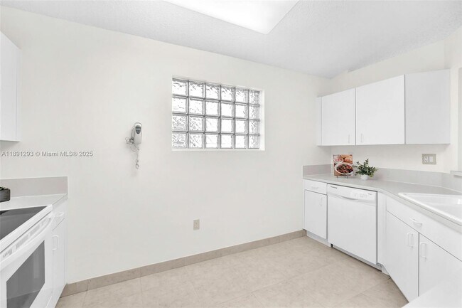 Building Photo - 16411 Sapphire Bend