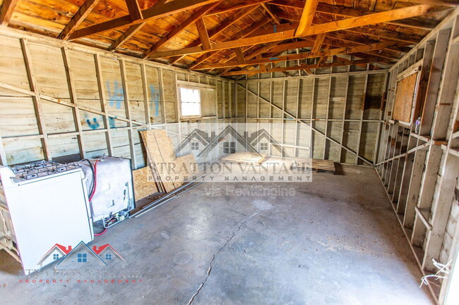 Building Photo - 1324 W Clarendon Ave