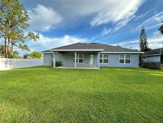 Building Photo - 554 NW Billiar Ave