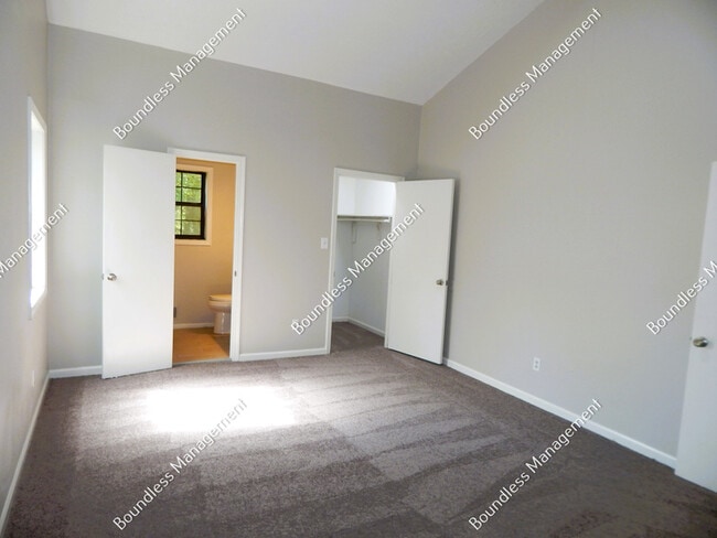 Building Photo - 2170 Wells Dr SE