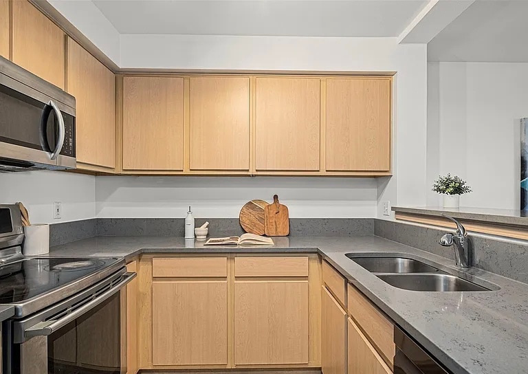 Building Photo - 600 N 85th St