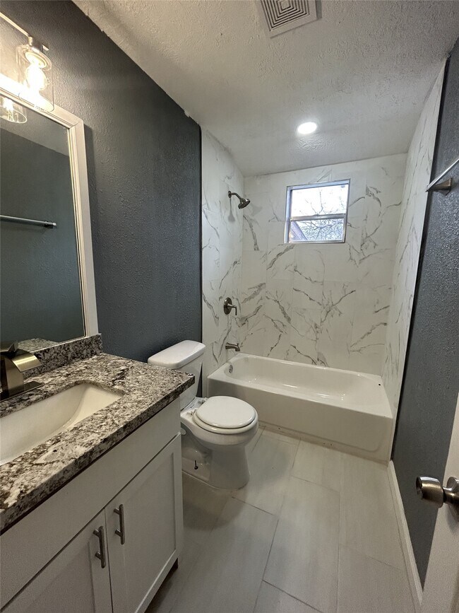 Building Photo - 723 Doverside St