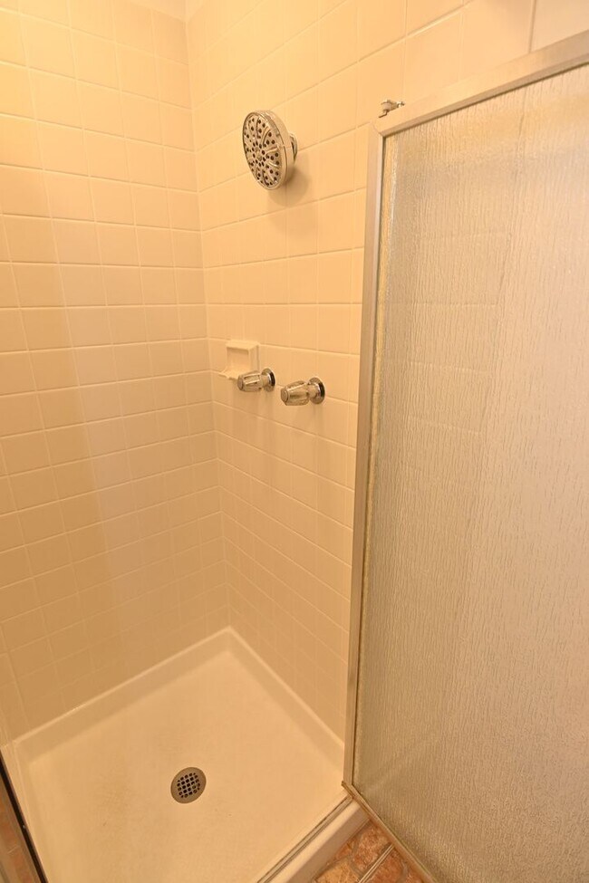 Building Photo - 5659 Lathrop Dr