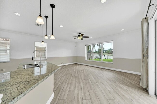 Building Photo - 5878 Bay Hill Cir