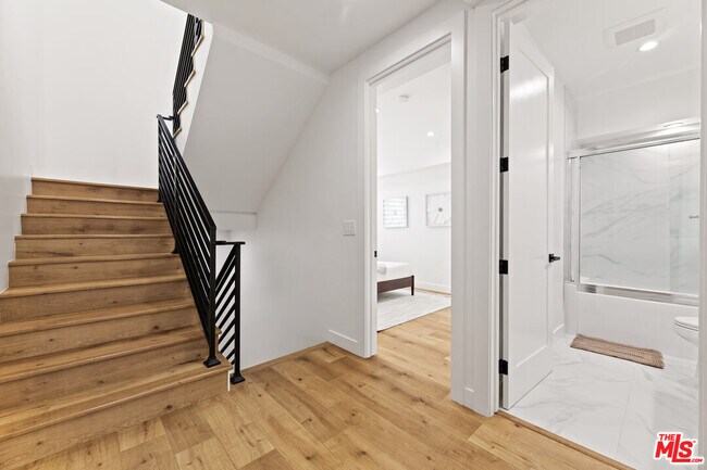 Building Photo - 5118 1/2 Laurel Canyon Blvd