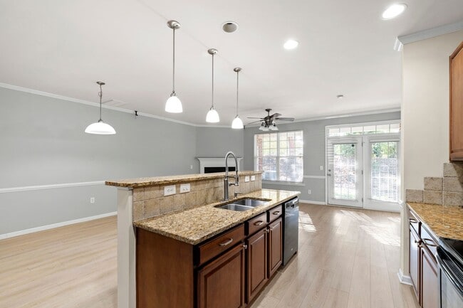 Building Photo - Charming 2-Bedroom Townhome in Desirable R...