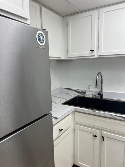 Building Photo - 3660 Inverrary Dr