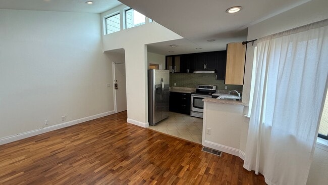 Building Photo - EPIC REA: Charming 2Bed/1Bath Condo w/ Parking