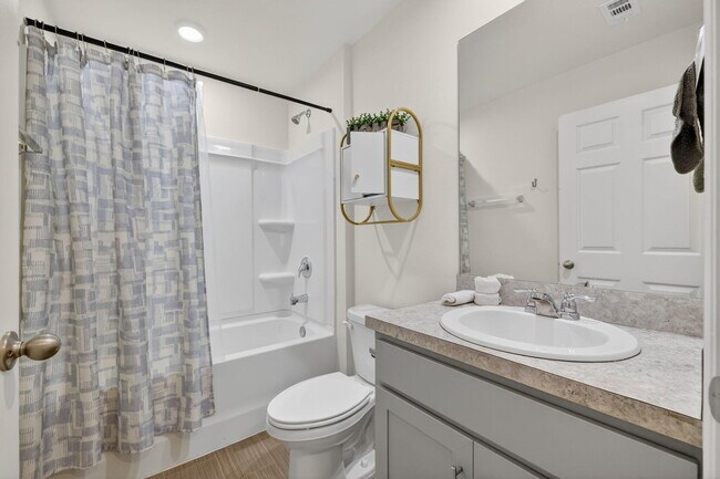 Building Photo - 644 SW Hoffenberg Ave