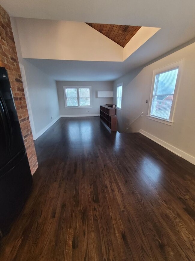 Building Photo - S305-2