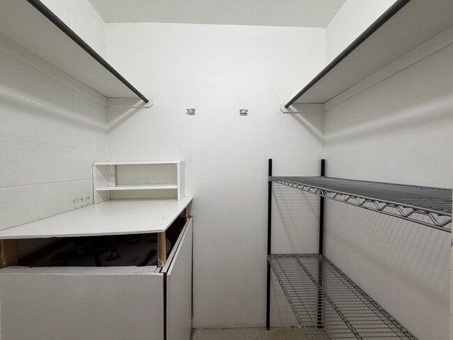 Building Photo - Kapalama: 1 Bed, 1 Bath Apartment with Den and 1 Parking