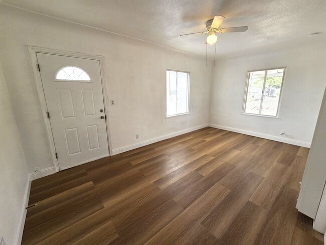 Building Photo - Updated 2 Bedroom 1 Bath Home on Large Lot