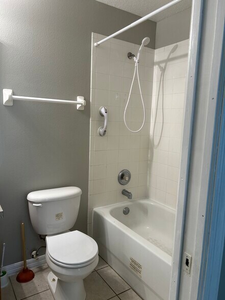 Master bathroom 2 - 700 Wilson St